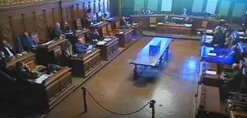 Pierluigi Piccini (a destra, in piedi) in consiglio poco prima dell'aggressione