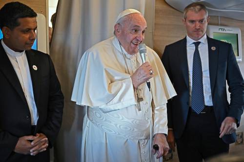 Il Papa benedice le mosse del governo. "Non può far nulla senza aiuti dalla Ue"