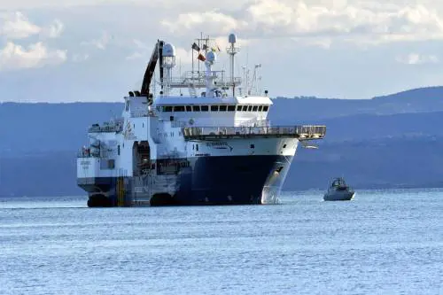 "Torniamo in mare". Ong pronte a ripartire, ma il governo ha un piano per fermarle