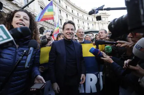 Così il "pacifista" Conte ha scippato a Letta la piazza progressista
