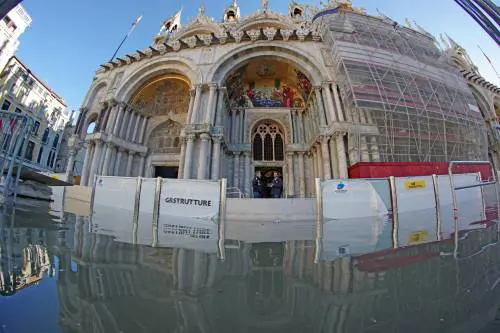 Prima volta in funzione le "barriere di vetro". San Marco all'asciutto
