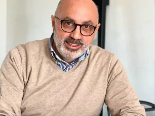 "La morte è una cosa seria ma riderci su allunga la vita"