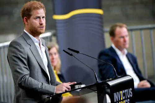 Tutti contro Harry. Dai talebani ai militari è scacco al principe
