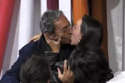 Al Gf tutti baciano tutti (e tutto) ed è subito polemica