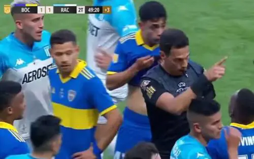 Caos in campo: l'arbitro estrae rossi in sequenza 