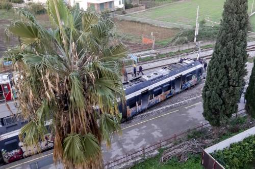 Treno Circumvesuviana deraglia nel Napoletano