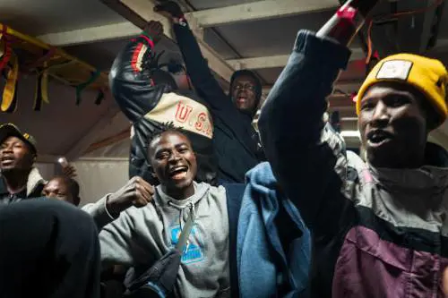 Svolta Ue sui migranti. Asse Meloni-Macron. Una nave a Marsiglia. Frontex contro le Ong: facilitano le partenze