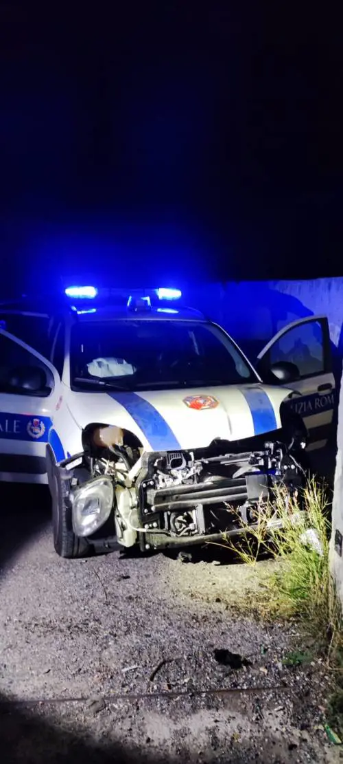 Vigili travolti dall'auto dei rapinatori: tragedia sfiorata davanti al campo rom