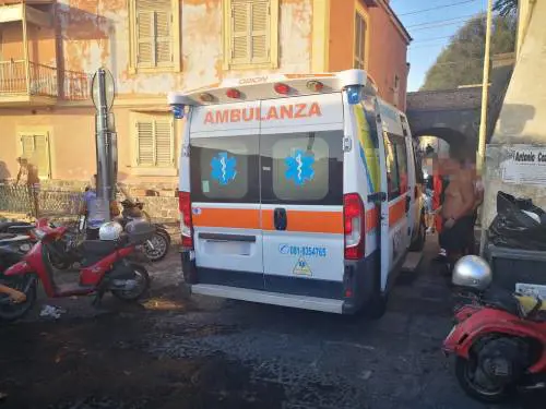 Chiamano l’ambulanza per spostare i mobili