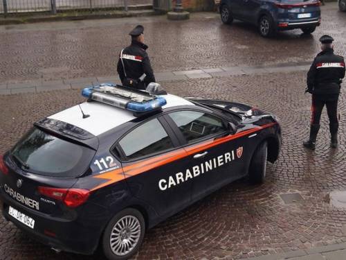 Una volante dei carabinieri (foto di repertorio)