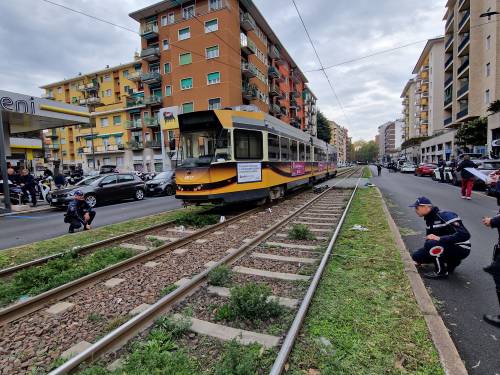 Muore sotto un tram mentre va a scuola in bici. A Milano lutto cittadino