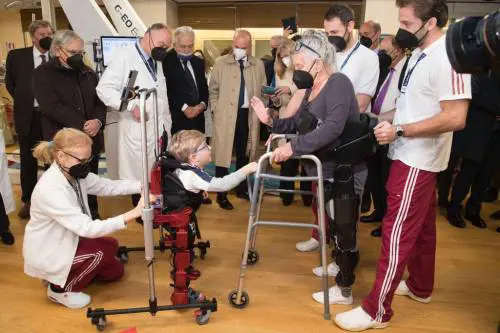 Daniele, il primo bimbo con l'esoscheletro