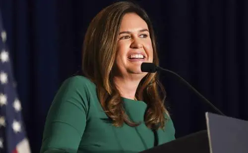 Sarah Huckabee Sanders, l'ex portavoce di Donald Trump, è la prima donna eletta governatrice dell'Arkansas,