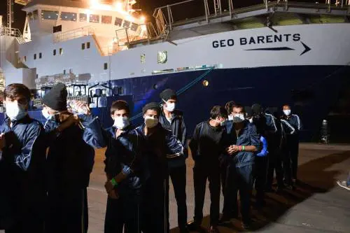 Il report che inchioda le Ong: "Spingono i migranti a partire"