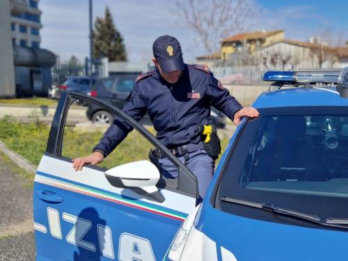 Una volante della polizia a Firenze (foto di repertorio)