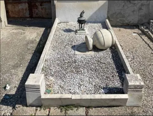 Una delle tombe vandalizzate