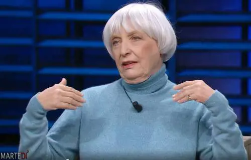 Il delirio della scrittrice in tv: "Migranti drogati dalla polizia". Ira degli agenti