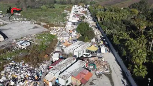 Macchine irregolari, rifiuti tossici e rischio inquinamento: blitz nel campo rom