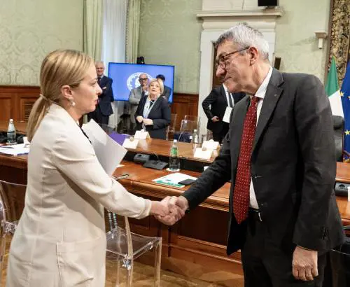 Meloni vede i sindacati: prime prove di dialogo. Flat tax verso l'estensione