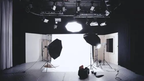 "Sei così carina...". La violenza choc sulla 15enne ai casting per modelle