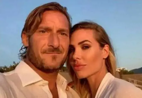 "Era la portinaia". "No, la baby-sitter". Cosa c'è dietro alla denuncia di Ilary Blasi contro Totti