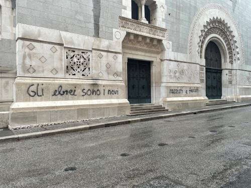 "Ebrei nuovi fascisti". Scritta antisemita sulla sinagoga di Trieste