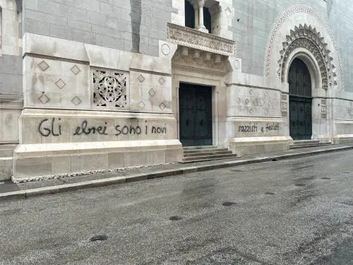 "Ebrei nuovi fascisti". Scritta antisemita sulla sinagoga di Trieste