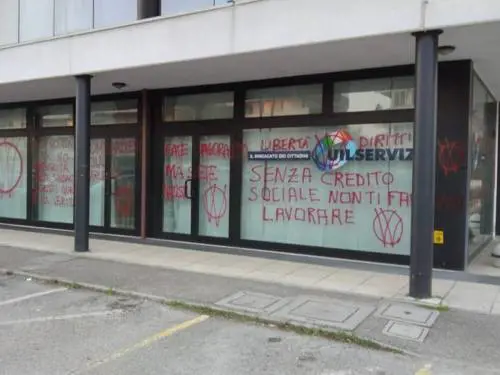 Le frasi no vax all'esterno della sede della Uil di Ravenna, apparse il mese scorso