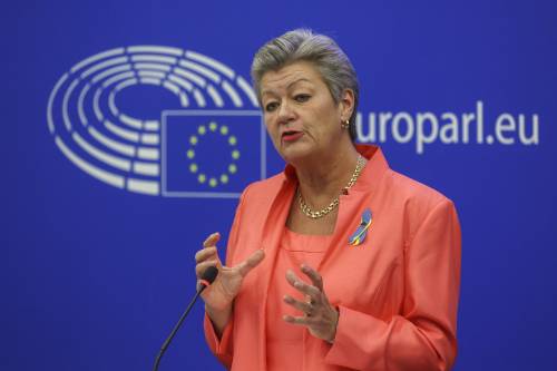 L'Ue minimizza l'emergenza "I migranti falso problema"