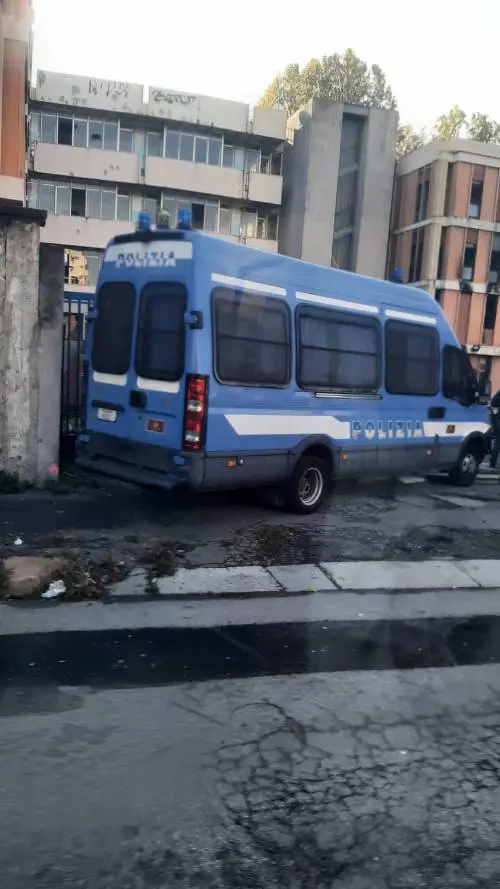 Sgomberato l'ex liceo occupato di Milano: "Terra di nessuno, dimenticata dal Comune e da Lamorgese"