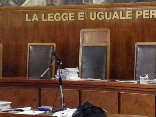 "Non paghi". E lo straniero sgozza il coinquilino