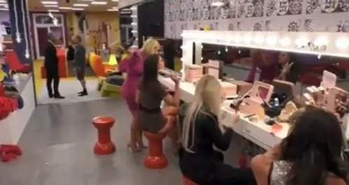 Gf Vip, concorrente canta Faccetta nera: "Subito squalifica"