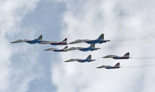 Caccia stealth e droni: la Cina lancia la sfida per il controllo dei cieli