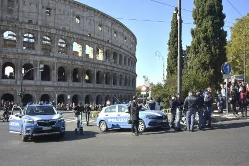 Ennesimo blitz degli ambientalisti al Colosseo