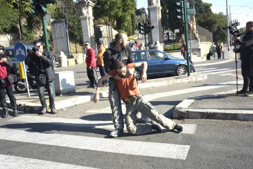 Blitz degli ambientalisti davanti al Colosseo