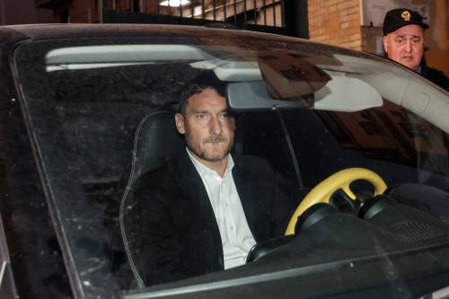 "I legali di Totti e Ilary si sono incontrati in segreto". Cosa è successo dopo l'udienza in tribunale
