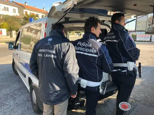 Una volante della polizia locale di Rimini