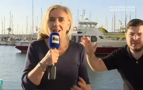 "Forza Meloni". Ma il fuori programma spiazza la Botteri