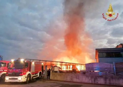 Devastante incendio nell'area industriale di Torino: si teme rischio ambientale