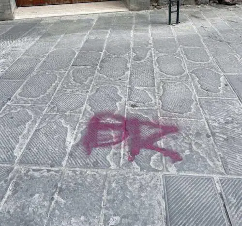 La scritta apparsa a Perugia