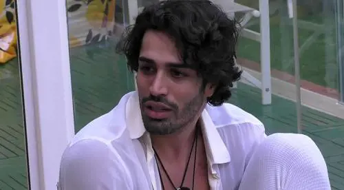 "Mio nonno picchiava mia nonna, era vero amore": bufera per le parole di Luciano