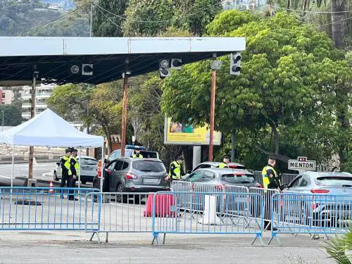 La "solidarietà" francese: boom di respingimenti di migranti al confine con Ventimiglia