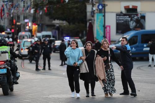 Una donna kamikaze in pieno centro. L'inferno a Istanbul: "6 vittime e 81 feriti". Non ci sono italiani