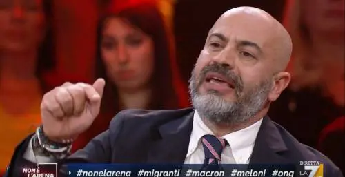 "Il problema è che sono neri", "Che fesseria". Scontro tra Amurri e Paragone