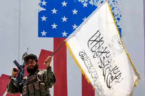 Il prof di Kabul strappa laurea in diretta tv. "Per le donne"