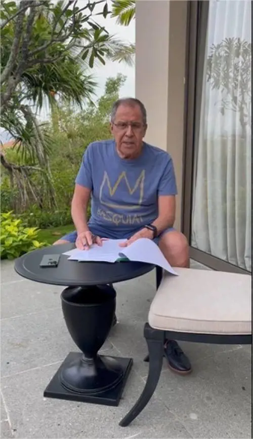 Lavrov evitato da tutti e in ospedale. Poi ricompare in versione "americana"
