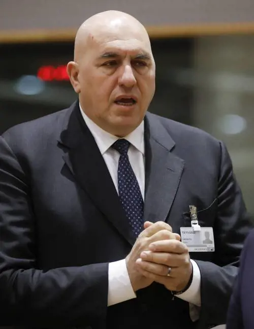 "Ecco perché il braccio di ferro con Macron è utile". Crosetto svela il piano del governo