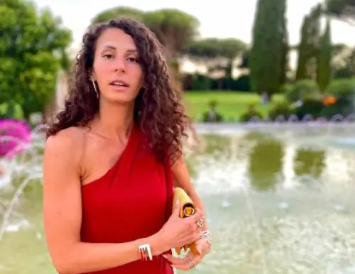 Influencer si fa togliere le tube per non avere figli, esplode la polemica