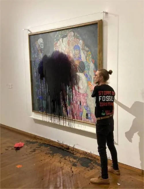Il blitz degli ambientalisti contro Klimt: una nuova opera imbrattata
