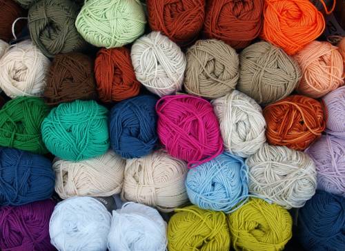 Lavoro a maglia, nel gomitolo i terapeutici fili dell’inclusività